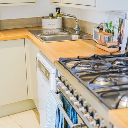 🌄Unbeatable Views From The Garden And Bedrooms, In Highly Sought After Residential Area! Benefiting From Links To M40 Close By🌄 Room 5 - Photo 3