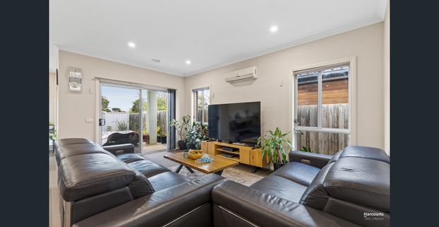 Modern 3-Bedroom Home with Park Access, Walk to Shops and Station in Hoppers Crossing - Photo 1