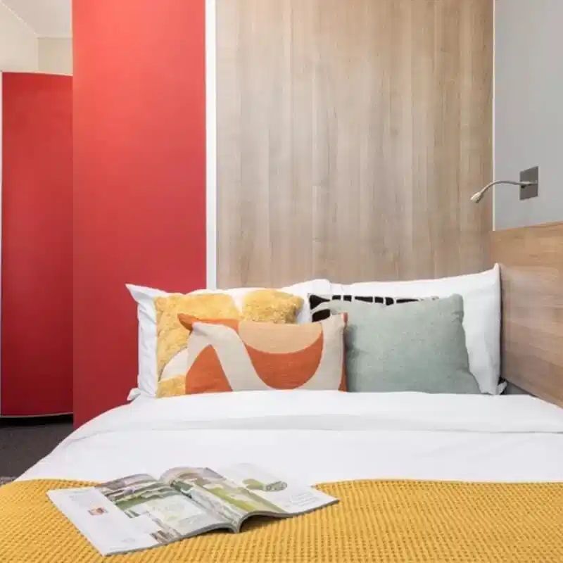 Large High Double Ensuite - Photo 1