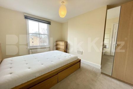 Georgian house,two bathrooms, charming patio garden & highly desirable address - Photo 3