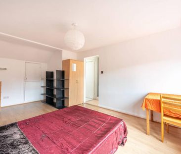 3 bedroom flat to rent - Photo 2