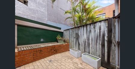 Urban fringe terrace retreat - Photo 2