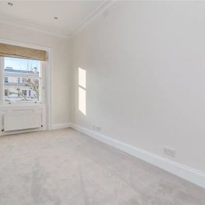 3 bedroom flat in South Kensington - Photo 2