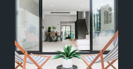 Stunning Family Terrace - Photo 4