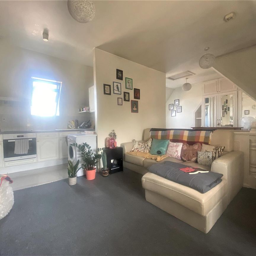 Hillingdon Hill, Hillingdon, UB10 - Photo 1