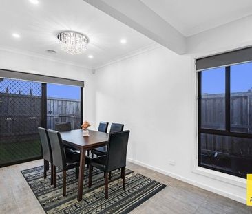 Spacious Bedroom, 2-Bathroom Home with Double Garage for Lease - Photo 2