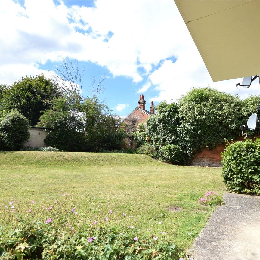 Crescent Court, Reading Crescent Court, Reading - Photo 2