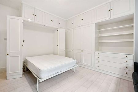 A spacious and well proportioned, self-contained studio apartment benefitting from access to communal gardens, walking distance to Gloucester Road Station - Photo 3