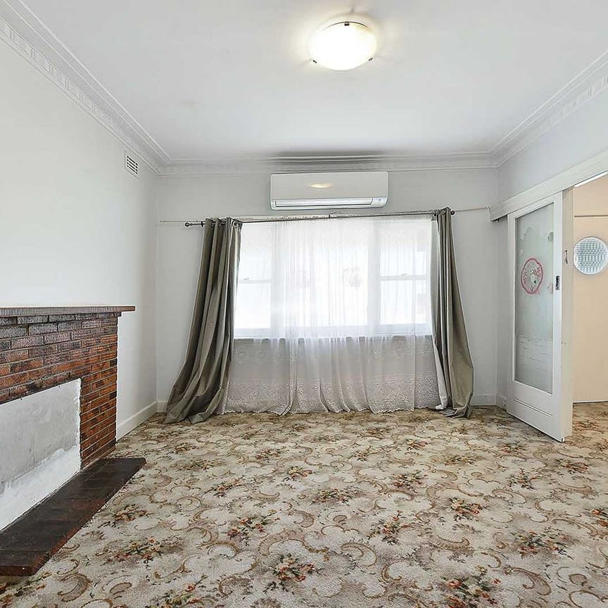 Charming & Classic 2-Bedroom Home with Large Backyard - Photo 1