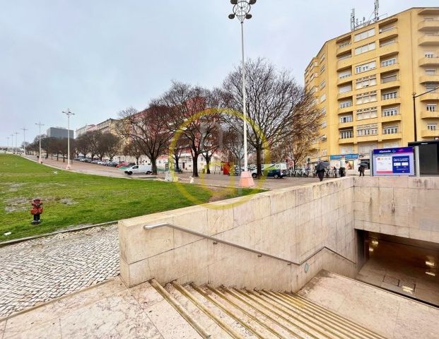 LISBON CENTER / ALAMEDA AFONSO HENRIQUES ap. T5 with 3wc. - Photo 1