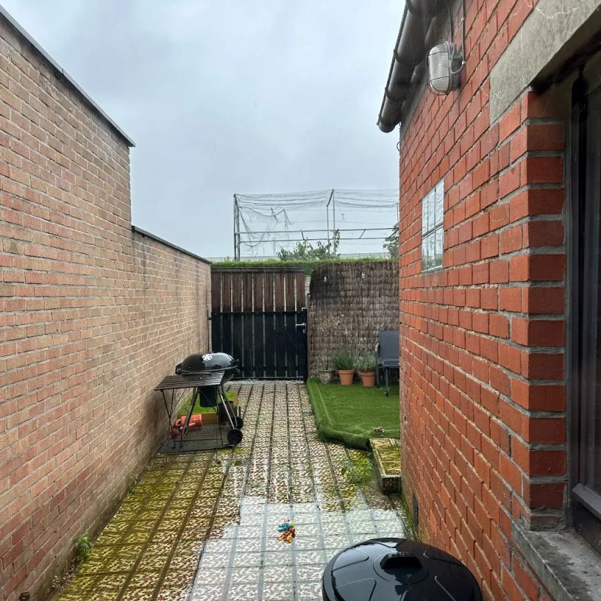 Woning met vier slaapkamers en uitweg achteraan te Wielsbeke - Photo 1