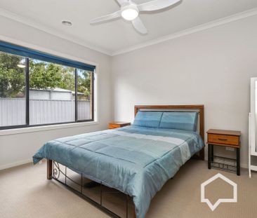 12 Roper Terrace Epsom VIC - Photo 3