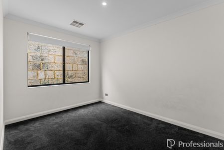 Modern comfort with room for everyone! - Photo 3