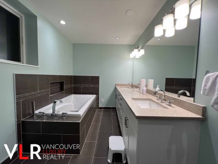 House in West Vancouver, BC - Photo 2