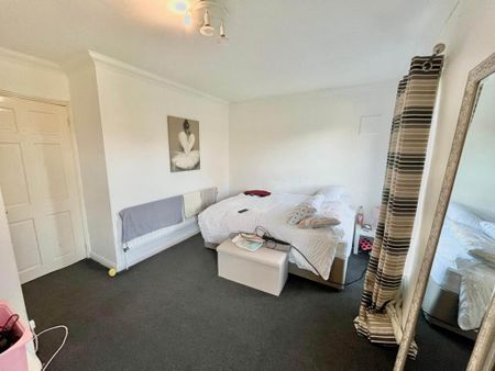 3 bedroom semi-detached house to rent - Photo 4