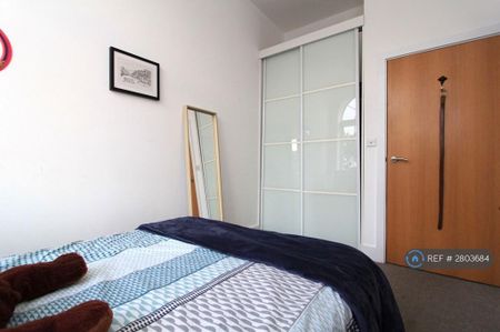 1 bedroom in a flat share to rent - Photo 4