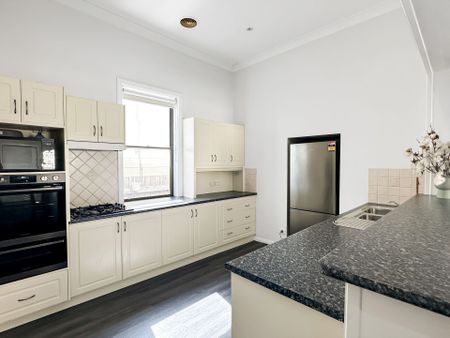 Three Bedroom Home in prime location - Can be offered UNFURNISHED! - Photo 2