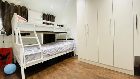 3 bedroom end of terrace house to rent - Photo 2