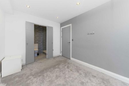 3 bedroom flat to rent - Photo 3