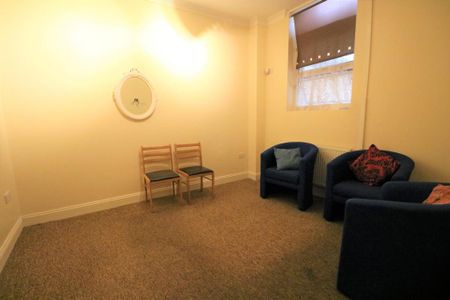 3 bedroom flat to rent - Photo 3