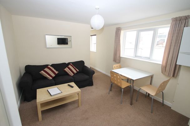 3 Bedroom | 12 Hastings Street, Top Floor Flat, PL1 5BA - Photo 1