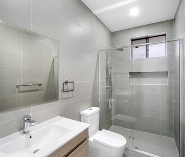 Spacious Duplex - Ducted Air - Photo 3