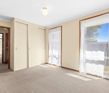 Comfortable Three-Bedroom Home in a Perfect Location! - Photo 3