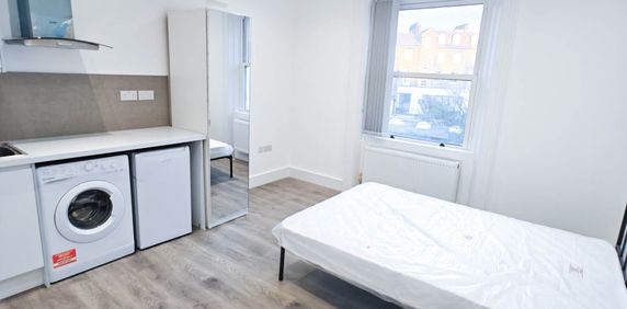 Price £1,300 pcm - Available 12/03/2026 - Furnished - Photo 2