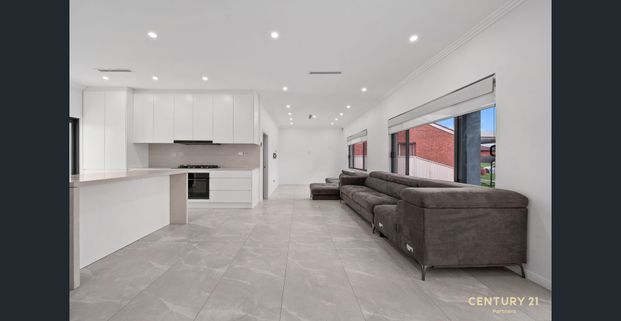 Fully Renovated 4-Bedroom Family Home with Modern Kitchen & Spacious Living - Photo 1