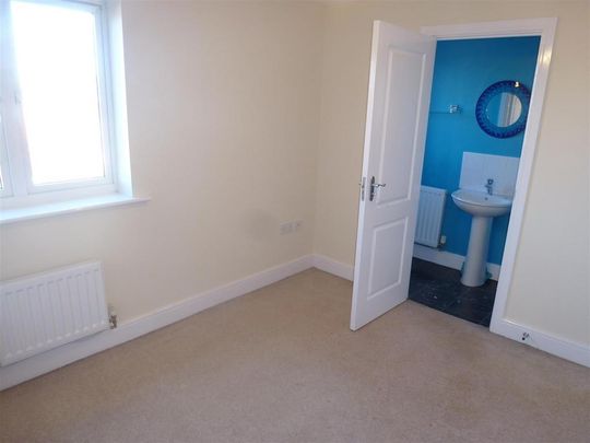 3 bedroom end of terrace house to rent - Photo 1
