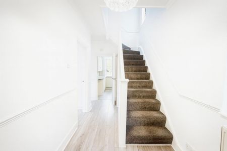 3 bedroom House To Let Total Size: 1045 SQ FT - Photo 3