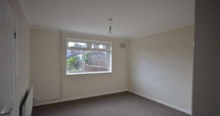 3 bedroom Semi-detached house To Let - Photo 3