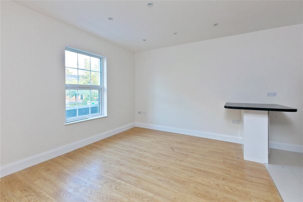 68a High Street, Esher, Surrey, KT10 flat to rent - Photo 1