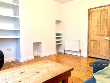 3 bedroom flat to rent - Photo 2