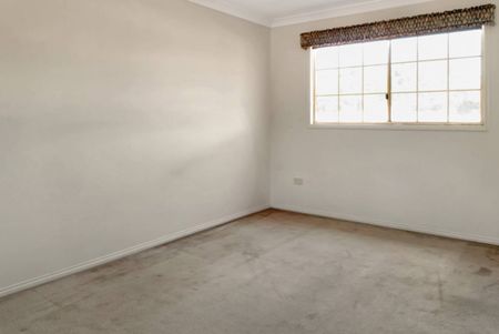 EAST SIDE TOWNHOUSE - Photo 3