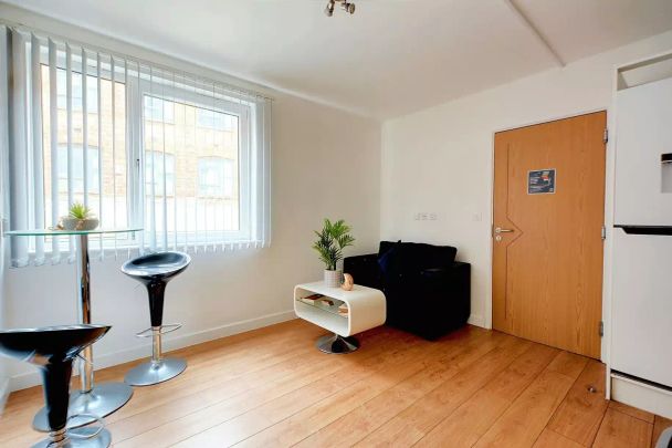 Studio Bronze - Photo 1