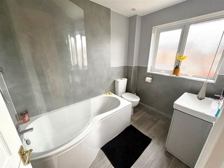 3 bedroom detached house to rent - Photo 4