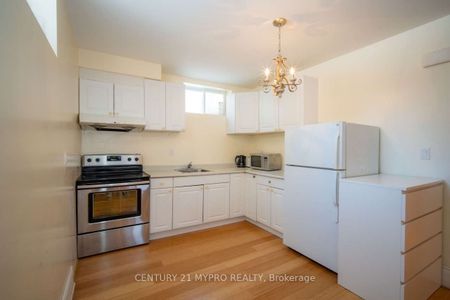 Detached Home For Lease | C8117090 - Photo 4