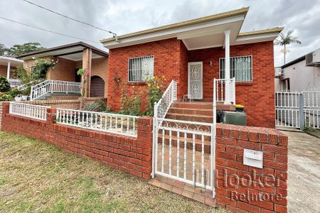 Spacious 5 Bedroom Home - Photo 5