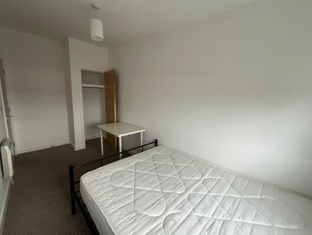 3 bedroom Flat To Let - Photo 3