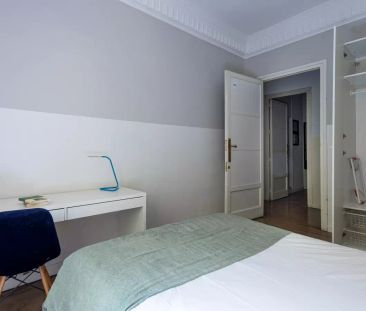 Room in a shared 13-bedroom apartment for rent in Trafalgar. - Photo 3