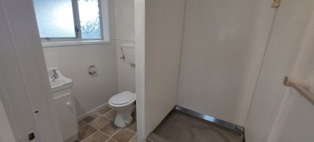 Spacious 2 Bedroom, 1 Bathroom unit - Photo 2