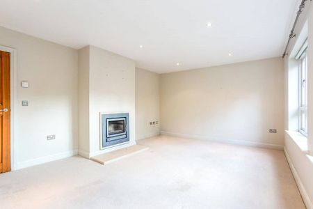 A spacious and modern three bedroom house in the village of Rushall, offering stunning views of the surrounding countryside. - Photo 2