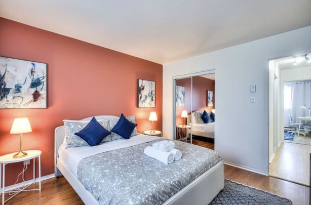 Appartement lumineux entièrement meublé de 2 chambres situé dans un secteur résidentiel paisible de Pierrefonds. - Photo 1