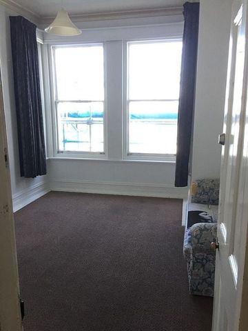 Centrally located flat to uni at a great price - Photo 3
