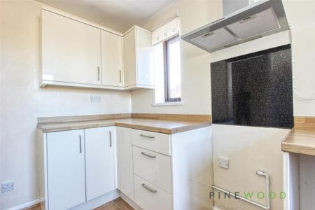 2 bedroom semi-detached bungalow to rent - Photo 4