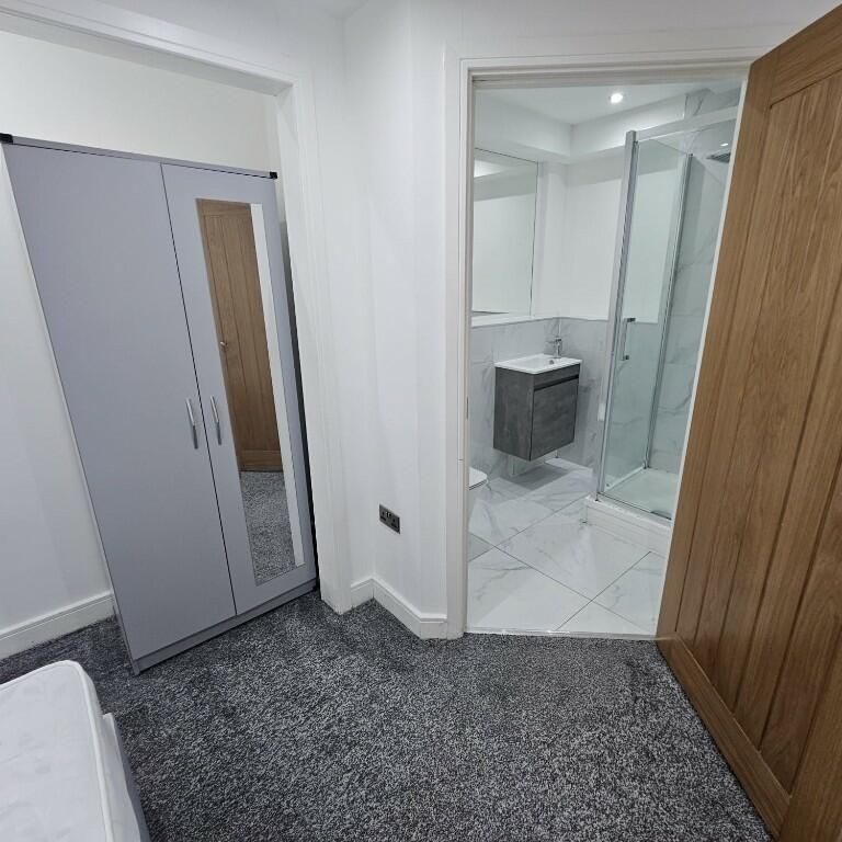 1 bedroom in a flat share to rent - Photo 1