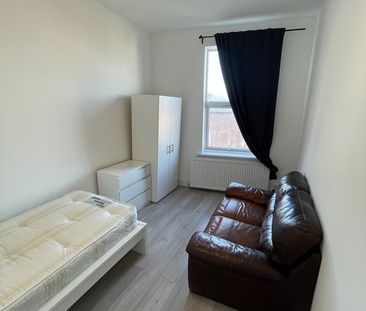 Room in a Shared Flat, Finchley Road, NW2 - Photo 3