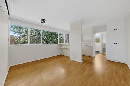 Top Floor One Bedroom Apartment - Photo 3