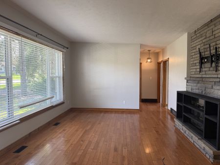 For Lease - 7 Hilltop Drive Unit# Upper, Caledon, Ontario - Photo 2